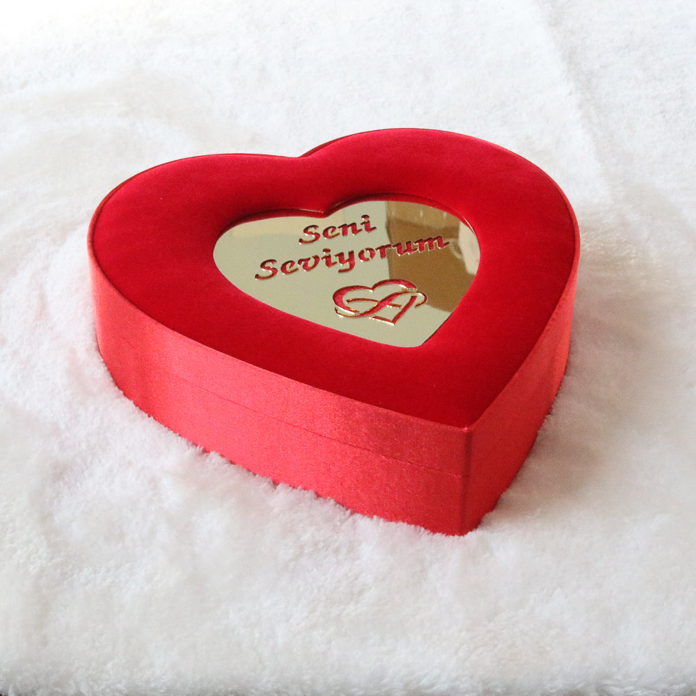 Kırmızı kalp şeklinde, "Seni Seviyorum" yazılı altın detaylı hatıra kutusu.
