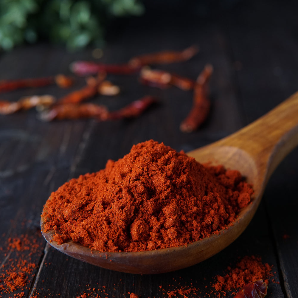 Doğranmış acı kırmızı biberden elde edilmiş, ince öğütülmüş, doğal baharat.