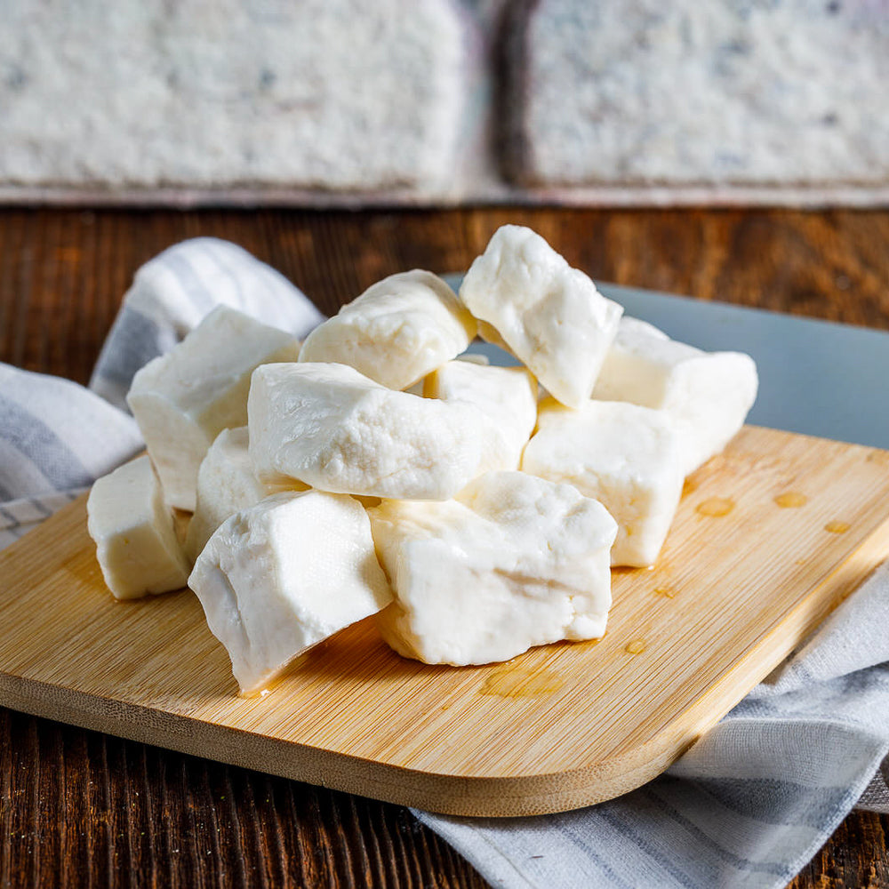 Tam yağlı, doğal köy yapımı Antep peynirinin yakın çekim, ağız sulandıran görüntüsü.