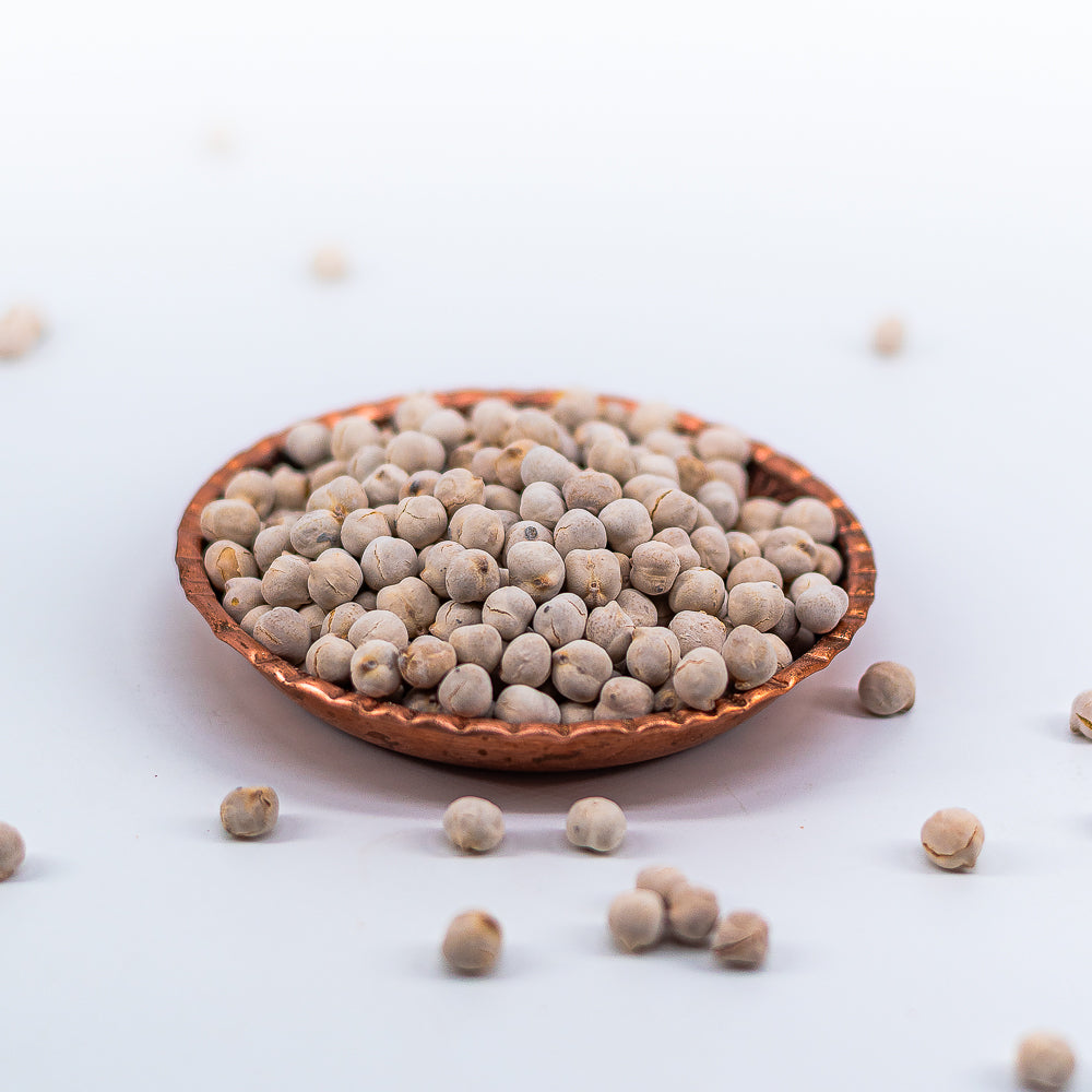 Bakır kap içerisinde kuru beyaz nohut.