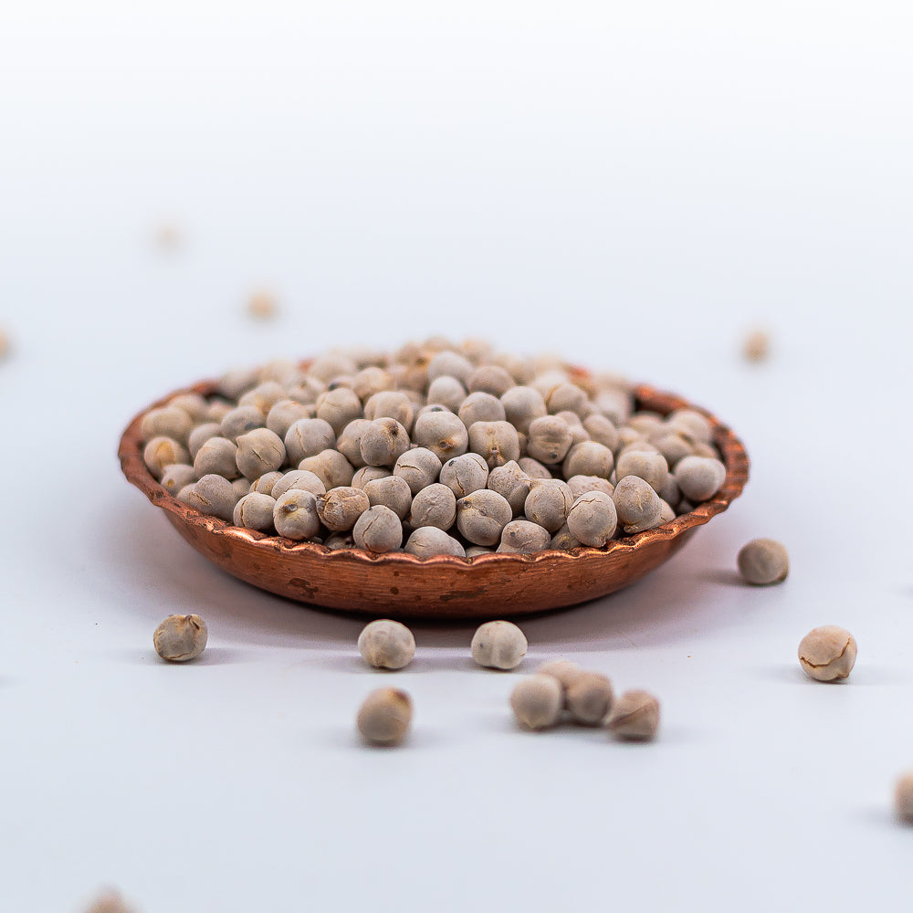 Bakır tabakta sunulan, kurutulmuş doğal beyaz nohutlar.