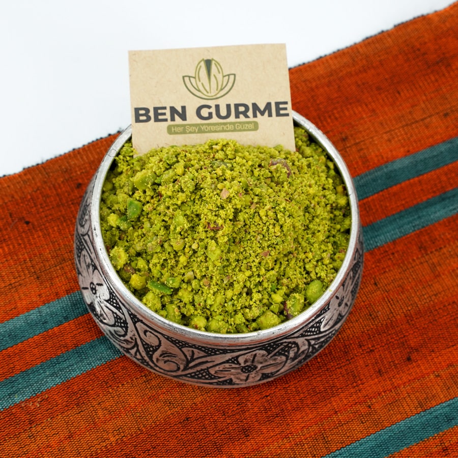 Ben Gurme markalı, el işçiliği desenlere sahip metal kapta öğütülmüş Antep fıstığı.