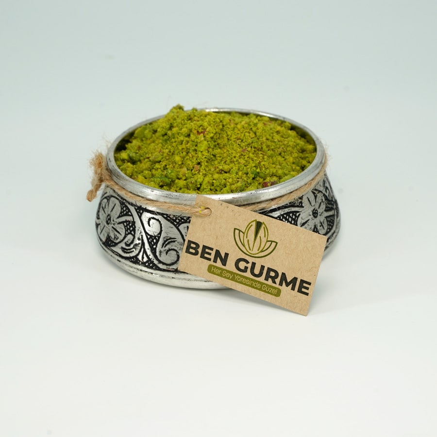 El işlemeli metal kapta, doğal ve taze öğütülmüş antep fıstığı parçacıkları.