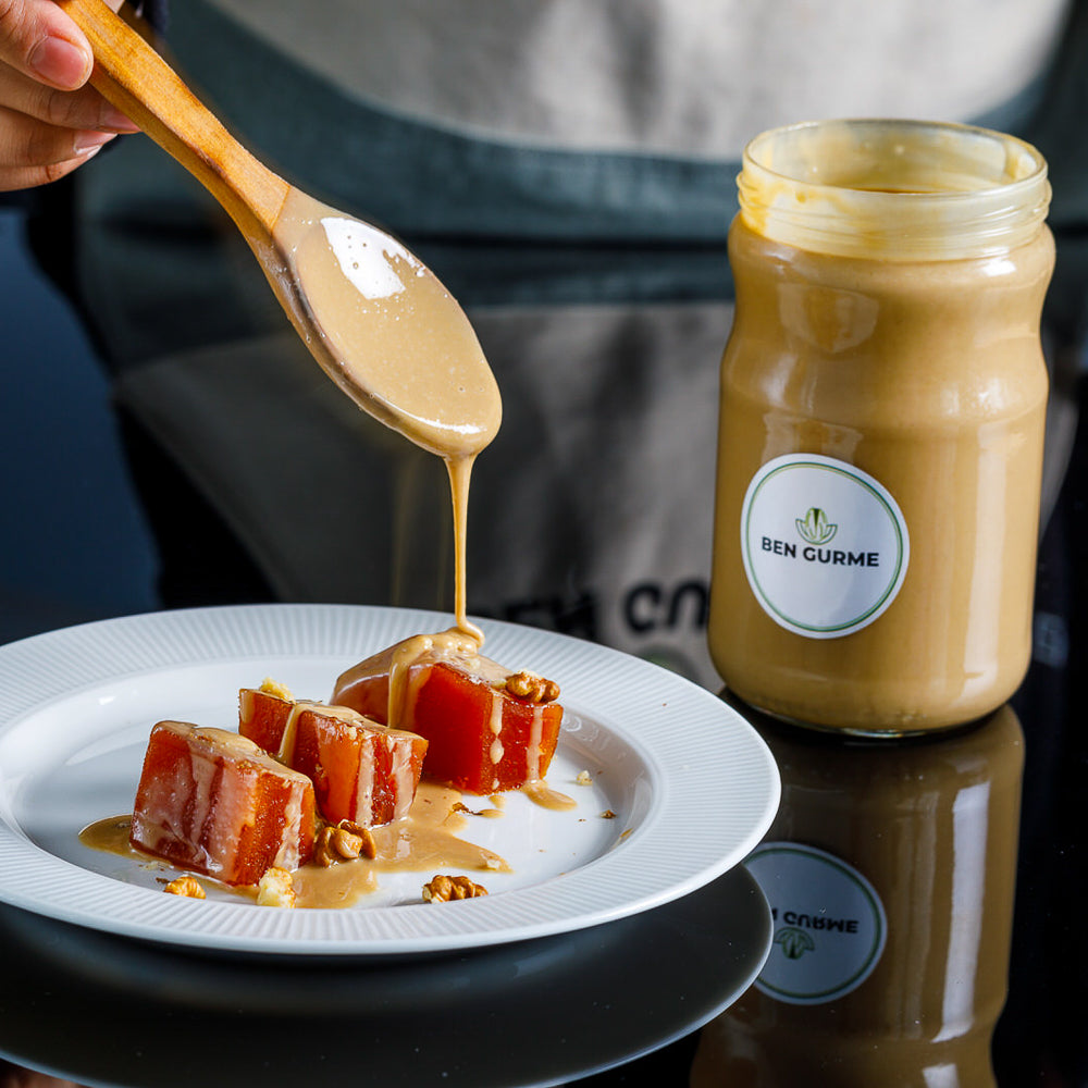 Tahini kavanozu, doğal içerikli, cam ambalajlı, yoğun kıvam ve zengin lezzet.