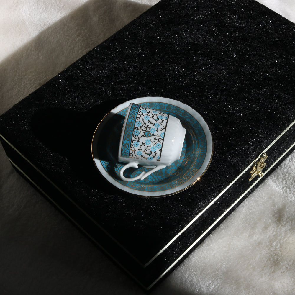 Klasik desenli, altın detaylı, porselen kahve fincan takımı.