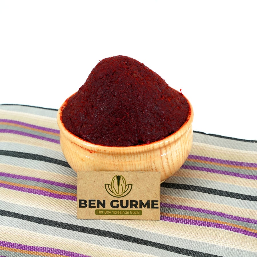 Ahşap kasede sunulan yoğun kıvamlı acı biber salçası.