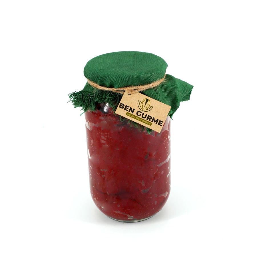 Ev yapımı cam kavanozda, sağlıklı ve doğal içerikli domates konservesi.