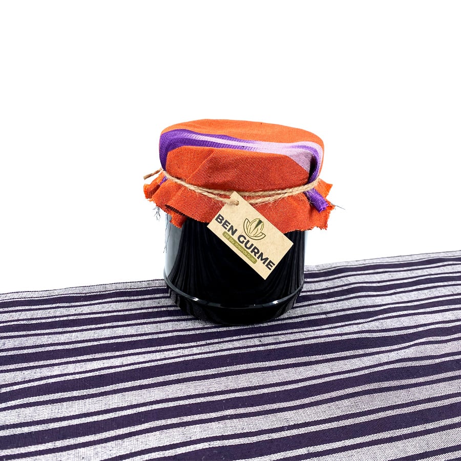 Kahvaltı için sağlıklı ev yapımı üzüm pekmezi