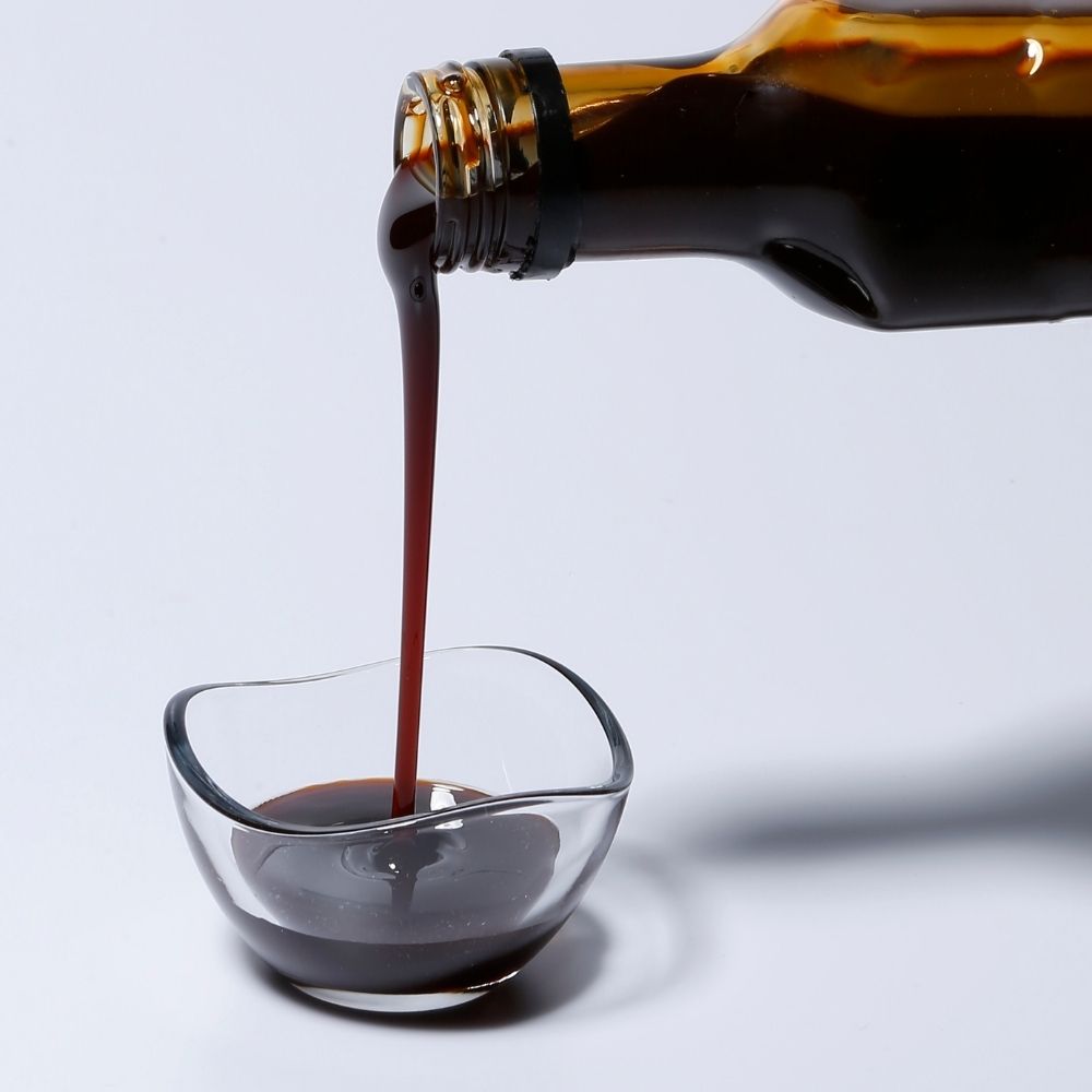 Ben Gurme'nin Hatay Nar Ekşisi şişesi, koyu rengi ve yoğun kıvamıyla yakın çekimde. Ürünün doğal ve kaliteli görünümü, geleneksel lezzeti vurguluyor.