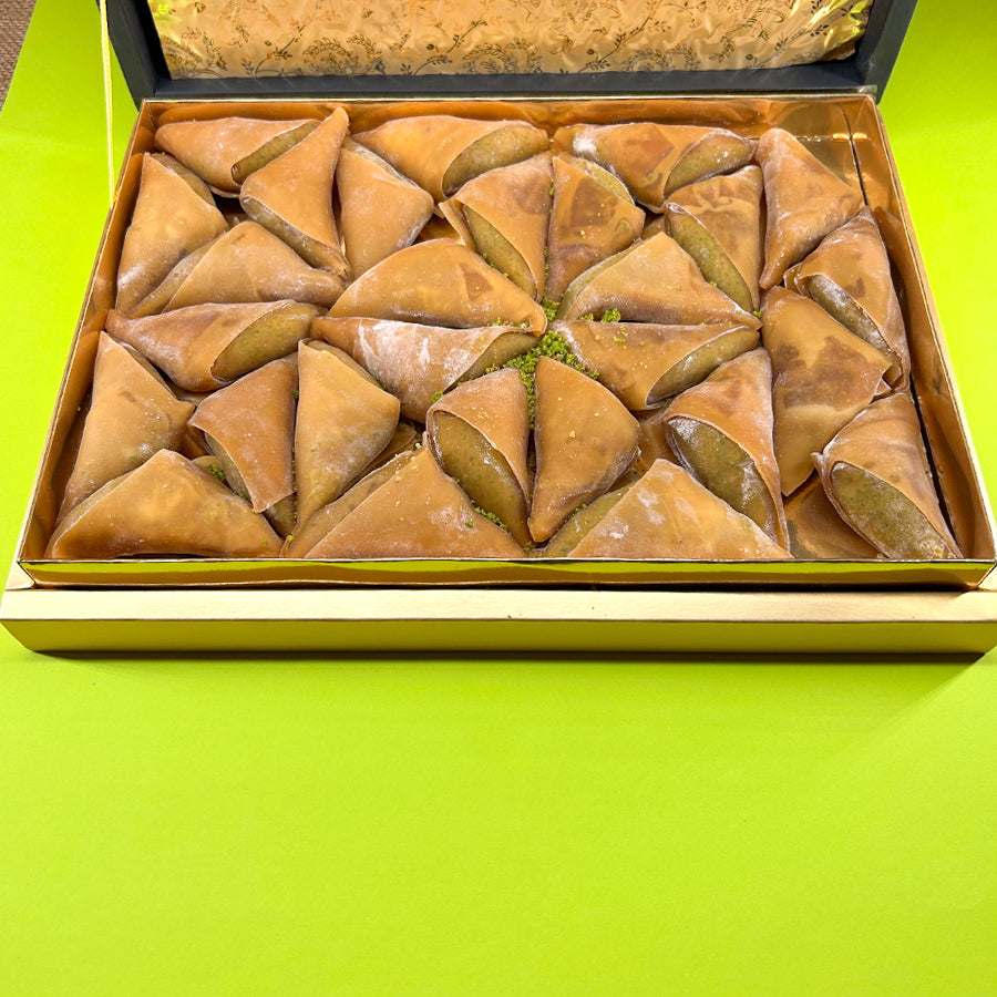 Lezzetli fıstıklı muska içeren şık hediye kutusu