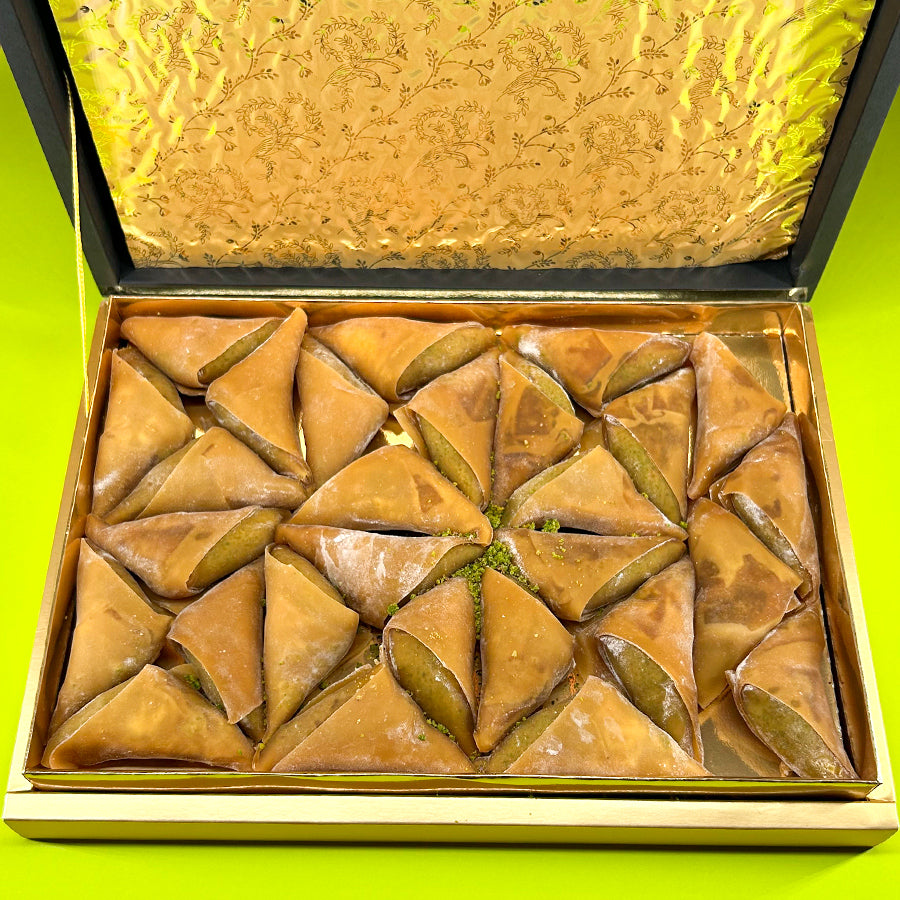 Bol fıstıklı, temiz içerikli hediyelik muska kutusu