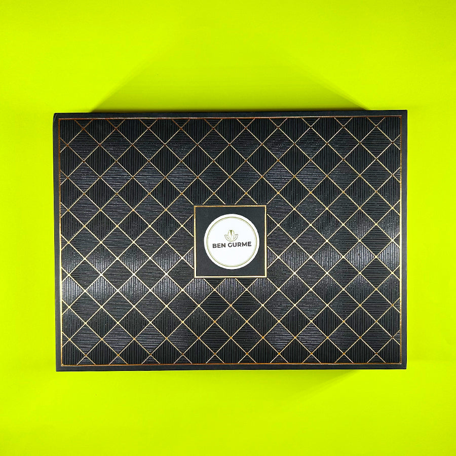 Özel kutusunda sunulan Antep fıstıklı muska hediyesi