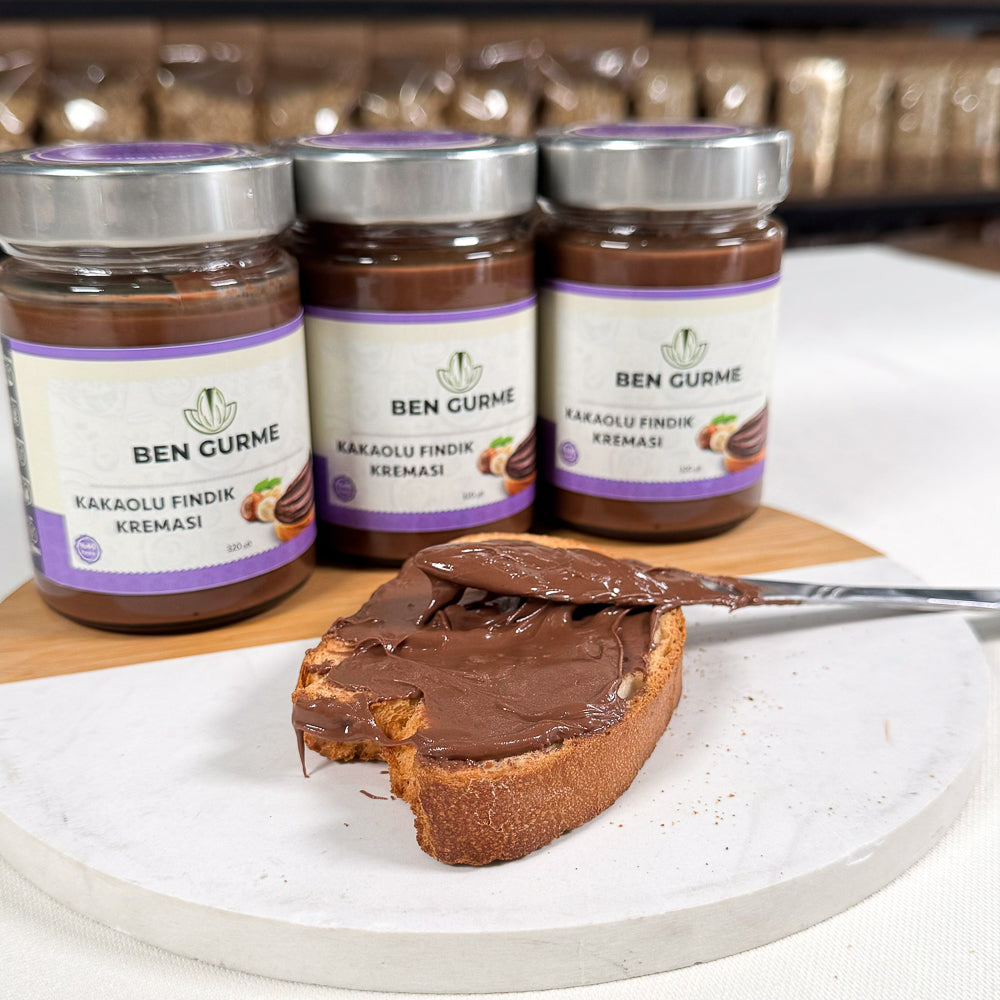 Kakaolu Fındık Kreması %40 Fındık Kavanozları ve Ekmeğe Sürülmüş | Ben Gurme