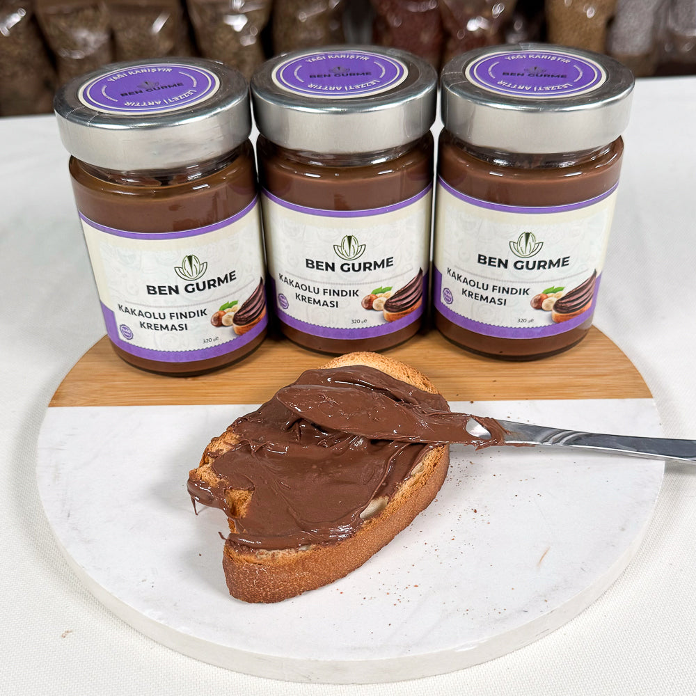 Kakaolu Fındık Kreması %40 Fındık Kavanozları ve Ekmeğe Sürülmüş | Ben Gurme