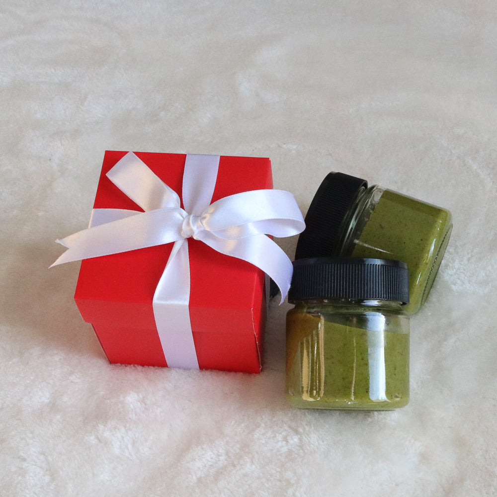 Kavanozda Fıstık Ezmeleri ve Kırmızı Kutu | Ben Gurme