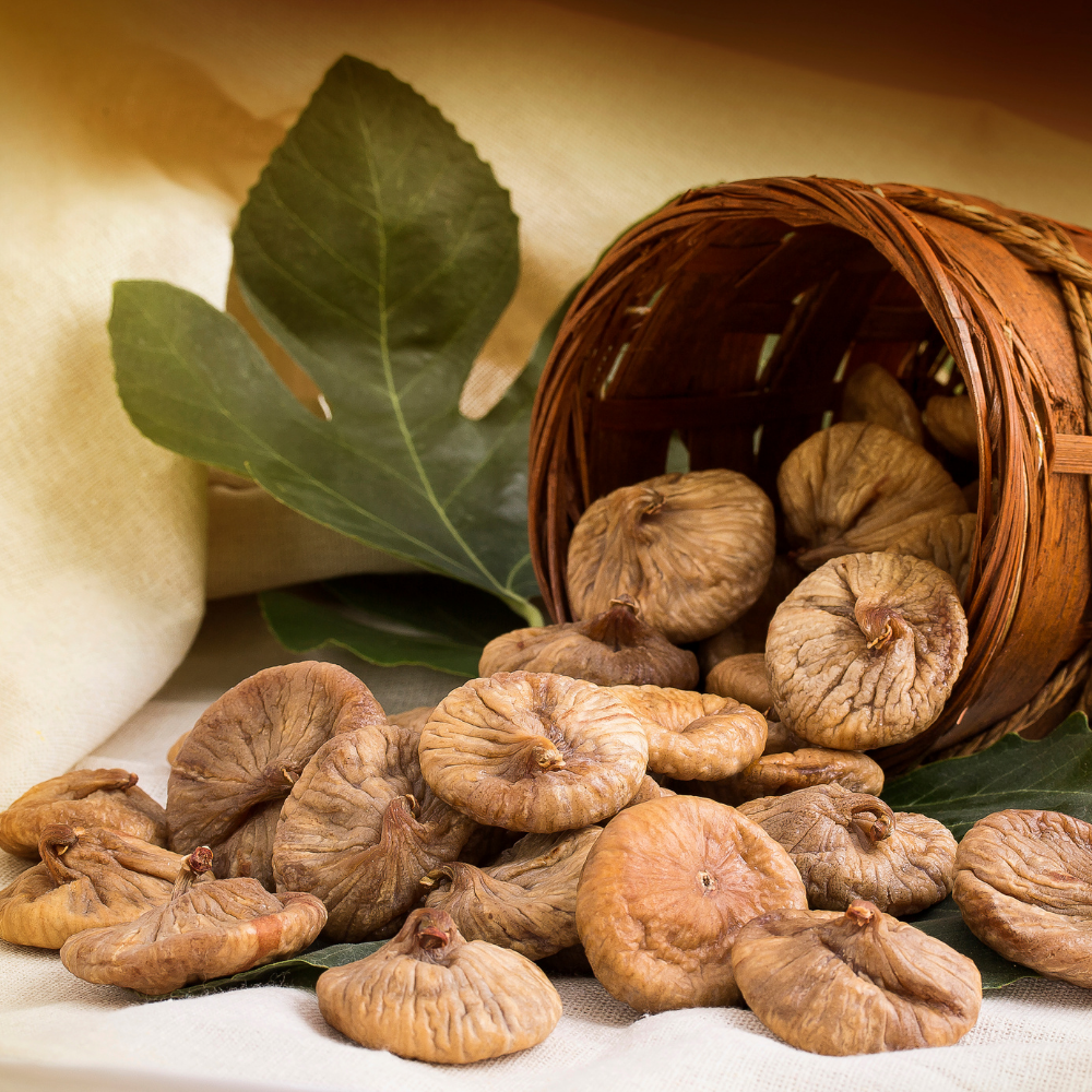 Ben Gurme'nin Lerida Aydın İncirleri, şık ambalajında yakın çekimde. Koyu renkli, parlak ve etli incirlerin doğal bükümü belirgin; ürünün tazeliği ve kalitesi vurgulanıyor.