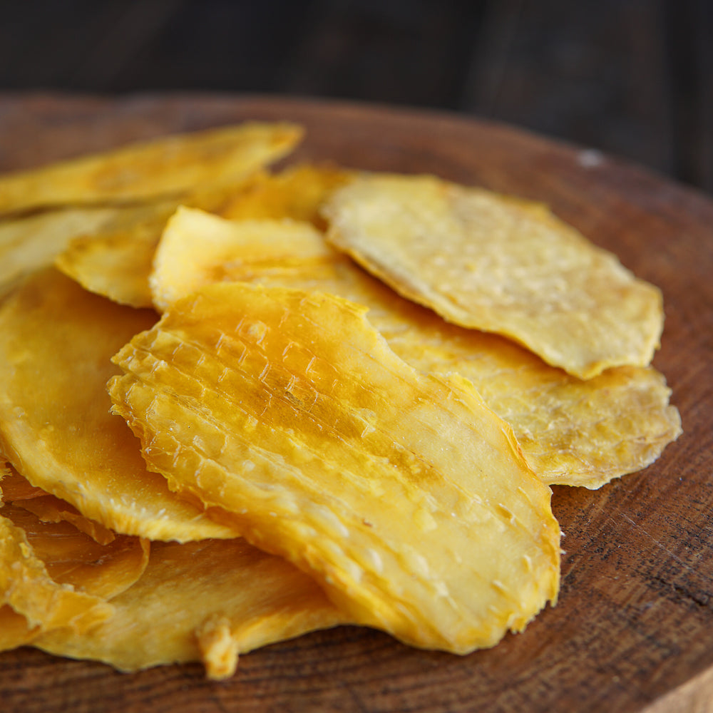 Doğal, katkısız, dilimlenmiş ve kurutulmuş mango dilimleri.