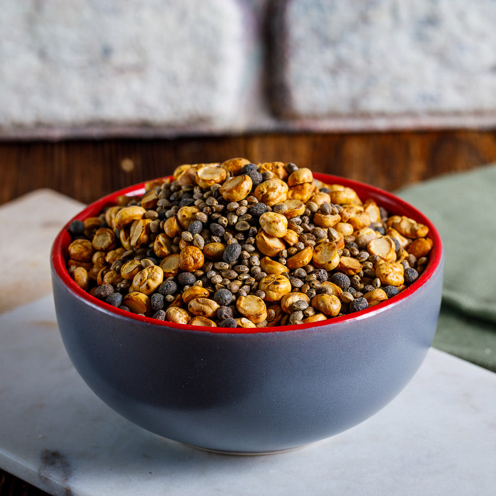 Kavrulmuş nohut ve siyah taneli karışık kuru yemiş, seramik kasede sunulmaktadır. Gaziantep'e özgü Nostalji Çerez tabağı, kahve yanında servis edilmiş