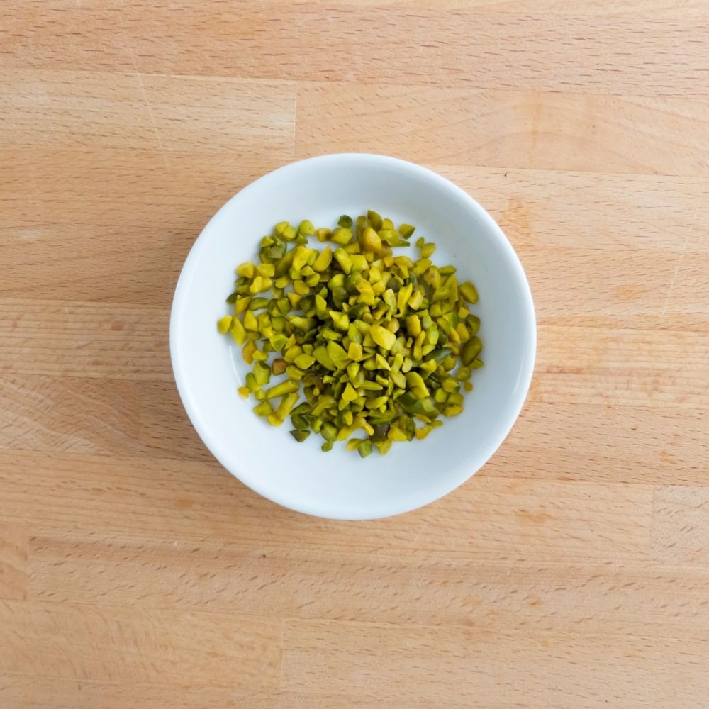 Yakın çekim kavanozdaki Ben Gurme Pirinç Antep Fıstığı. Parlak yeşil, taze ve kaliteli görünüm.