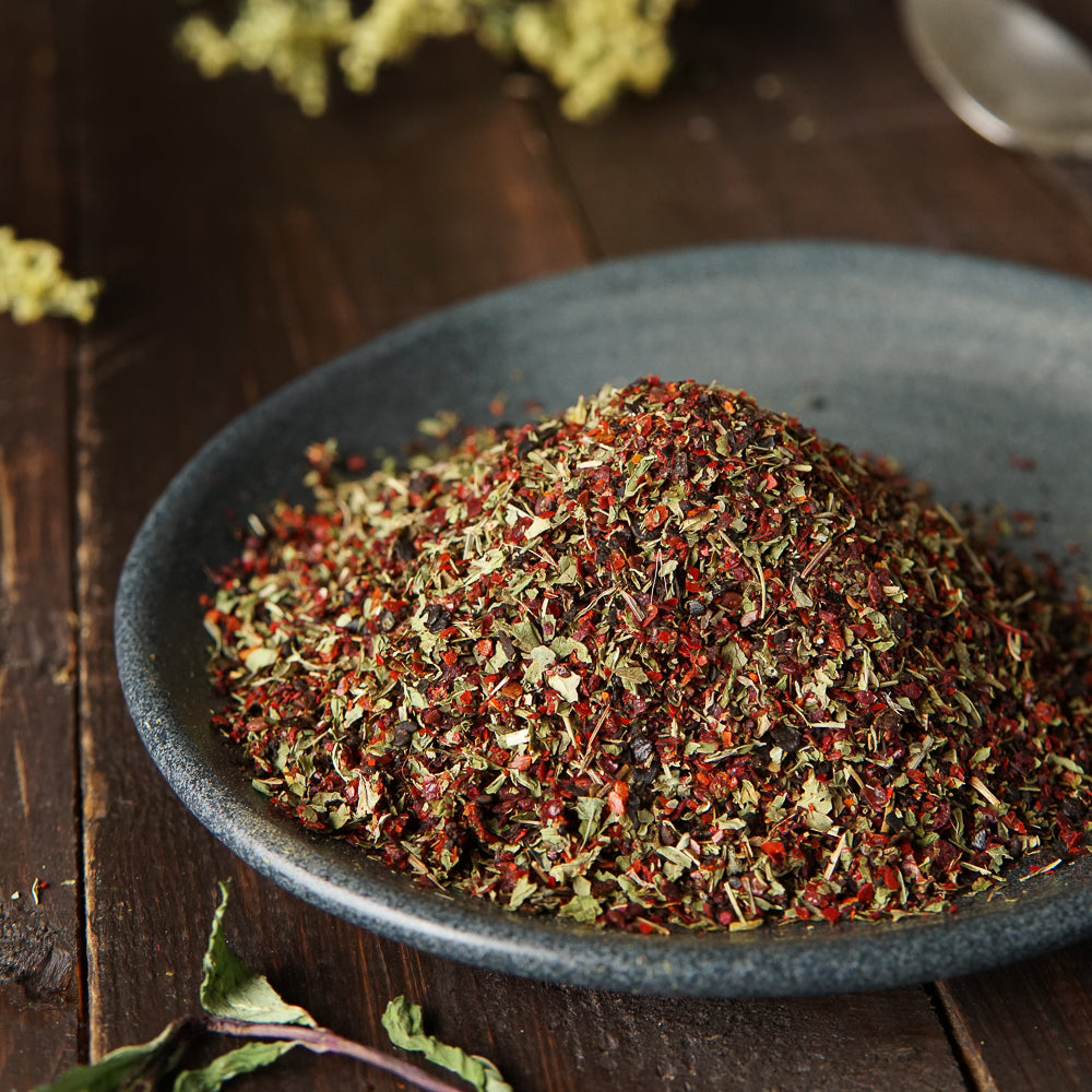 Karışık baharat harmanı, kurutulmuş otlar ve öğütülmüş biberlerle hazırlanmıştır.