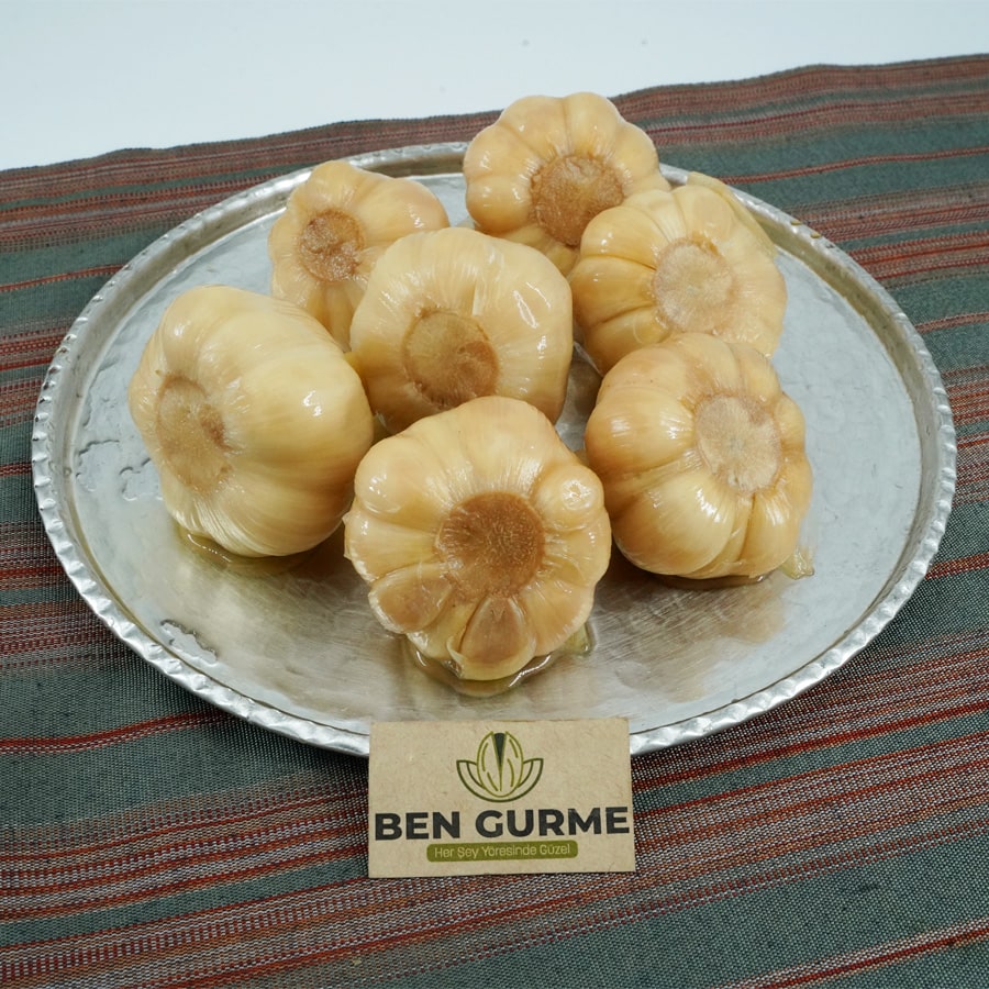 Cam kavanozda sarımsak turşusu