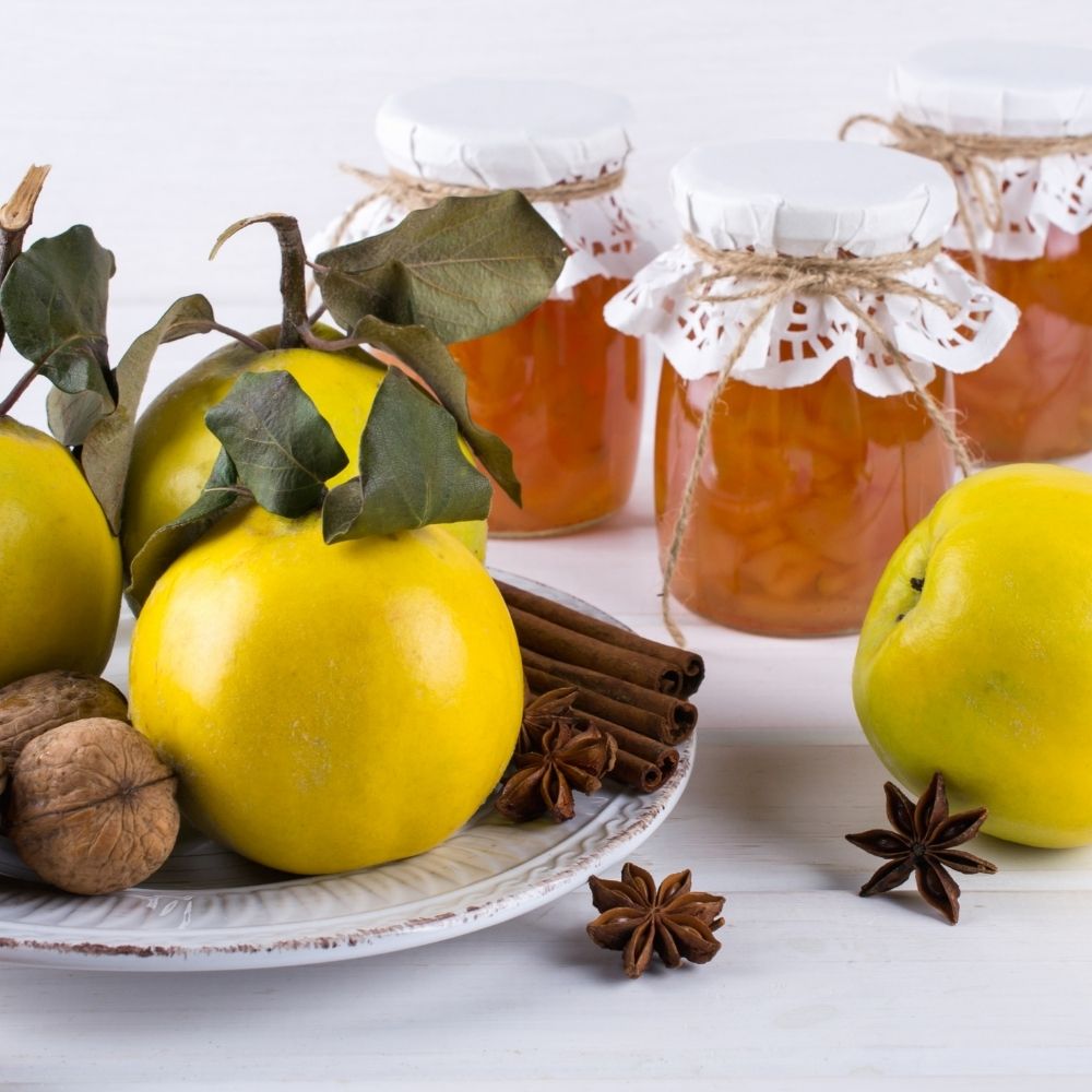 Kavanozda Şeker İlavesiz Ayva Reçelleri ve Tabakta Ayvalar, Tarçın, Cevizler | Ben Gurme