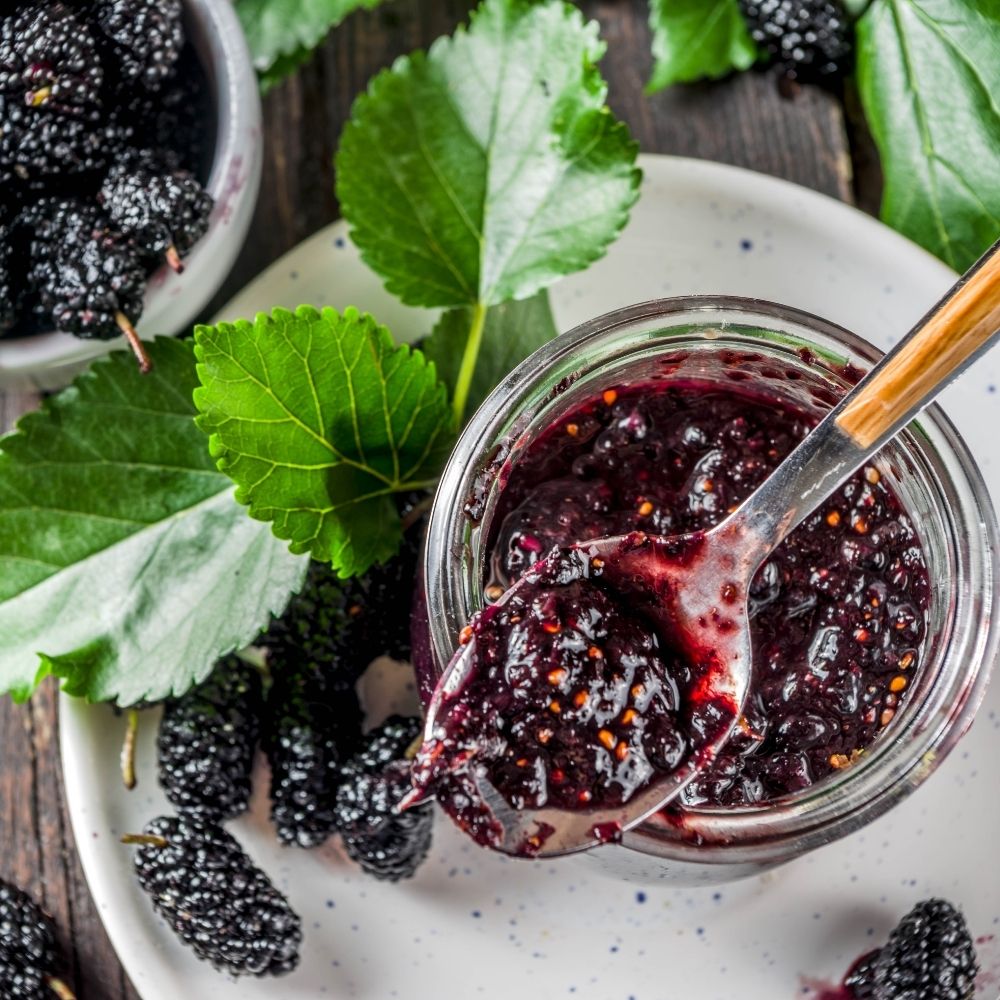 Cam kavanozda sunulan, yoğun mor renkli ve doğal karadut reçeli.