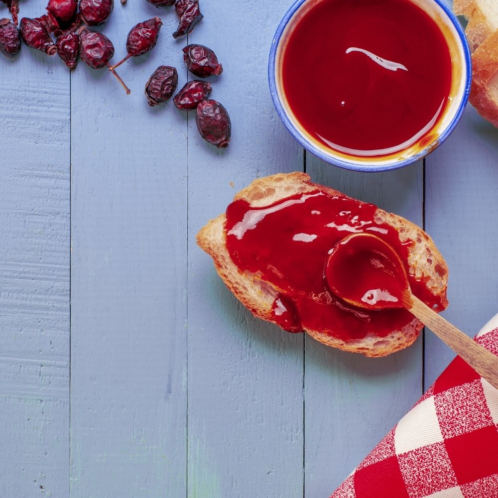 Şeker İlavesiz Kuşburnu Marmelatı Kavanozda ve Ekmeğe Sürülmüş | Ben Gurme