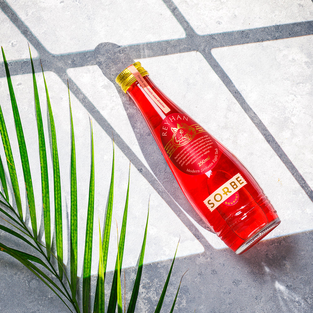 250 ml kapasite, modern şerbet, Reyhan aromalı, cam şişe tasarımı.