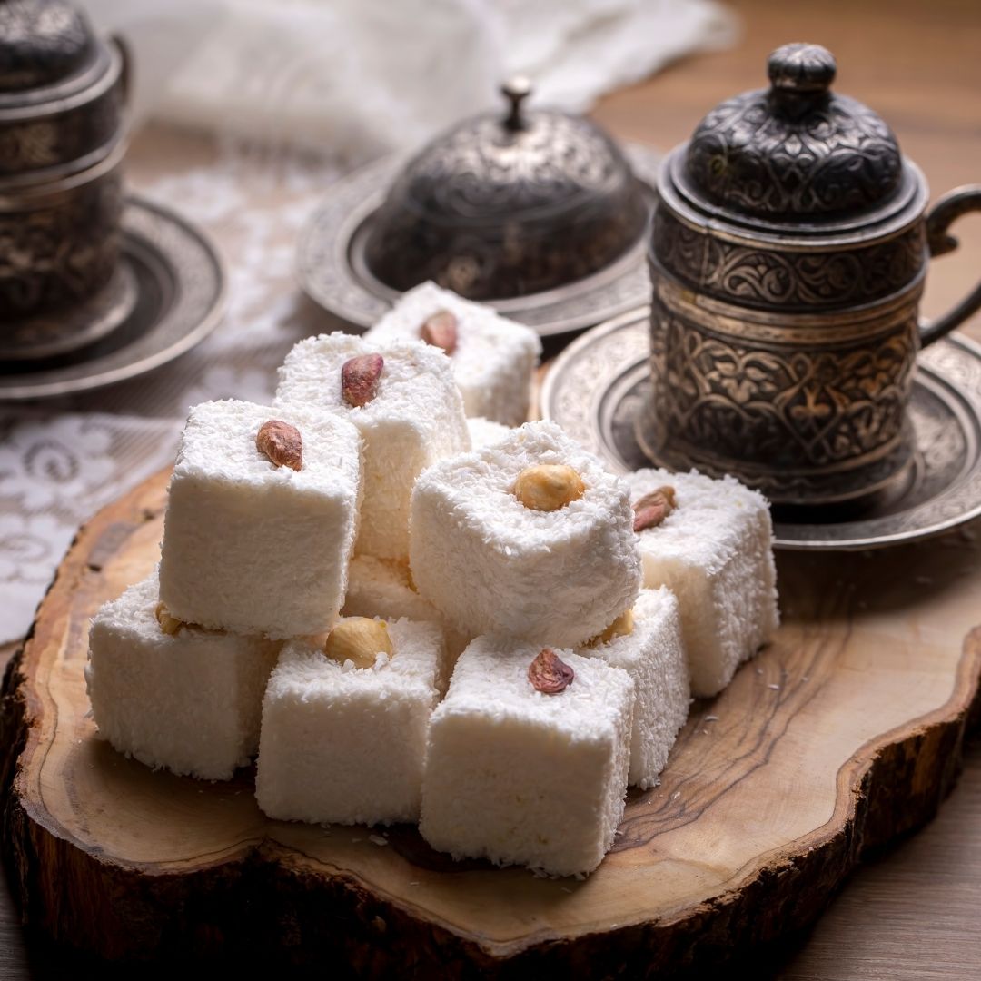 Hindistan cevizi kaplı lokum, fındık ve Antep fıstığı dolgulu, geleneksel Türk tatlısı.
