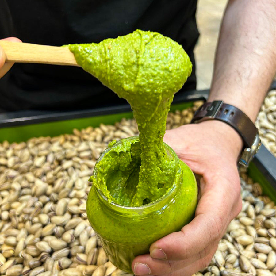 %90 fıstık içeriğiyle öne çıkan, iştah açıcı Antep fıstık ezmesi.