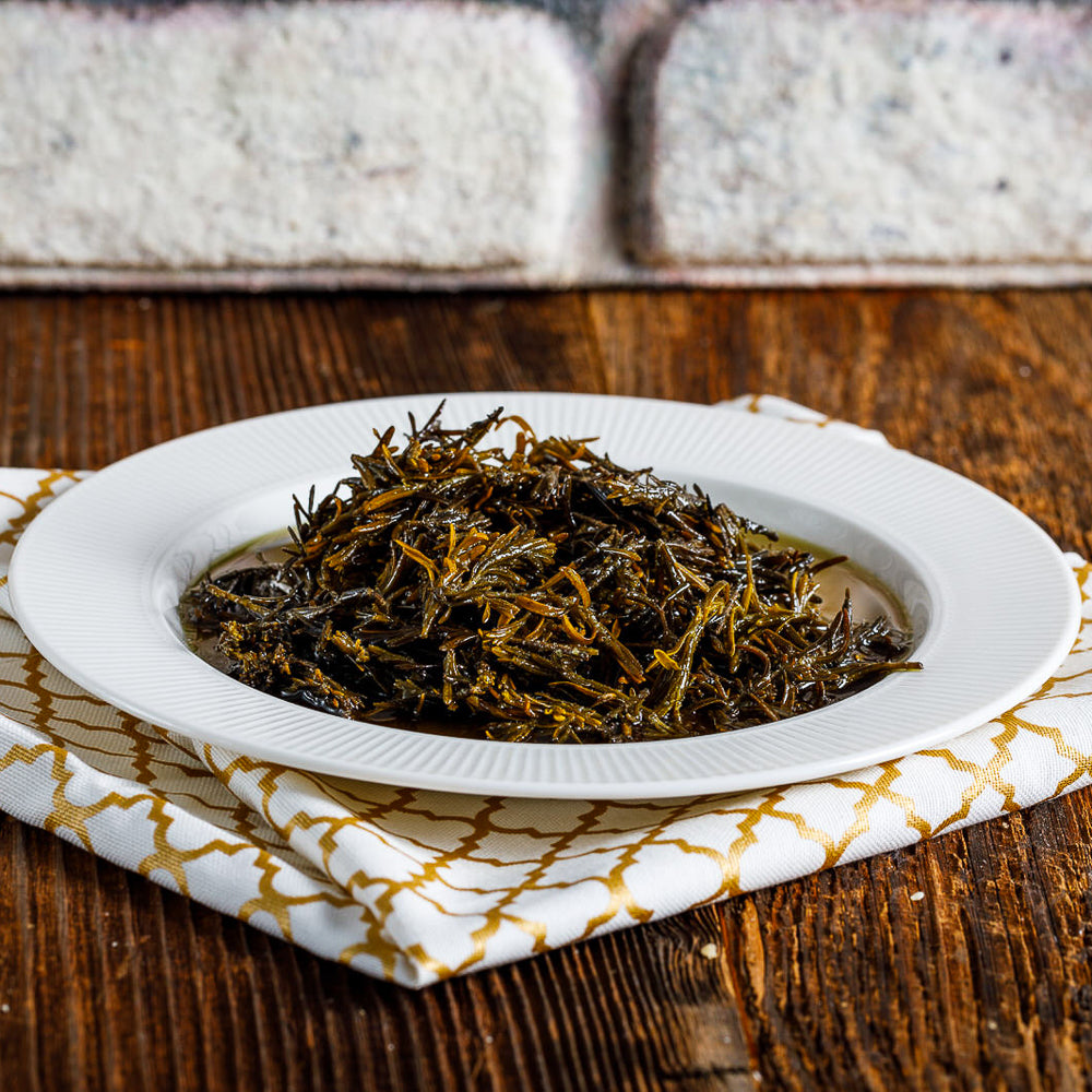 Porselen tabakta servis edilen zeytinyağlı kekik.