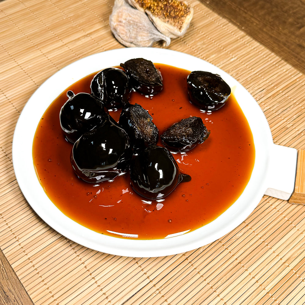 Beyaz seramik tabakta servis edilen kırmızı renkli sıvı sos.