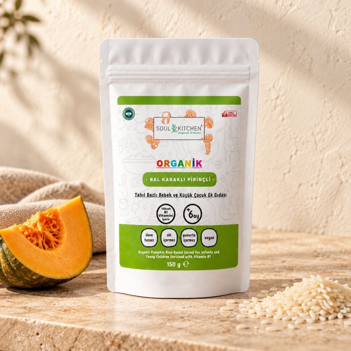 Organik Bal Kabaklı Pirinçli Bebek Kaşık Maması 150 g, bal kabağı ve pirinç detaylı doğal fonda.