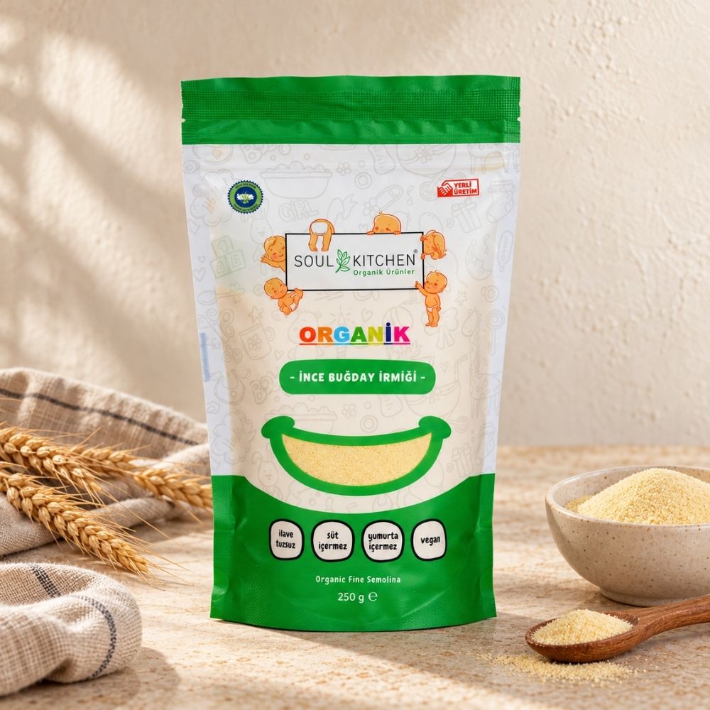 Soul Kitchen Organik İnce Buğday İrmiği 250 g, buğday başakları ve bir kase irmikle doğal taş zeminde