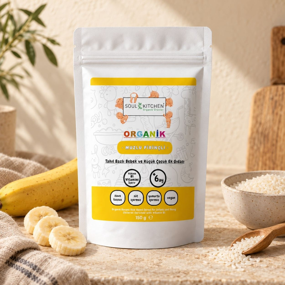 Organik muzlu pirinçli kaşık maması ambalajı ve B1 vitamini, vegan içerik ve organik sertifikasyon özellikleri