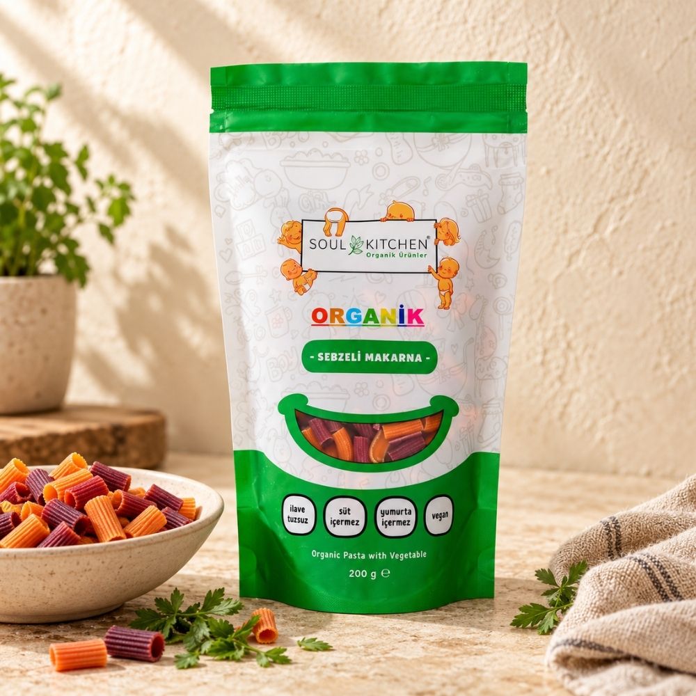 Soul Kitchen Organik Sebzeli Makarna 200 g, renkli makarna sunumuyla doğal taş zeminde