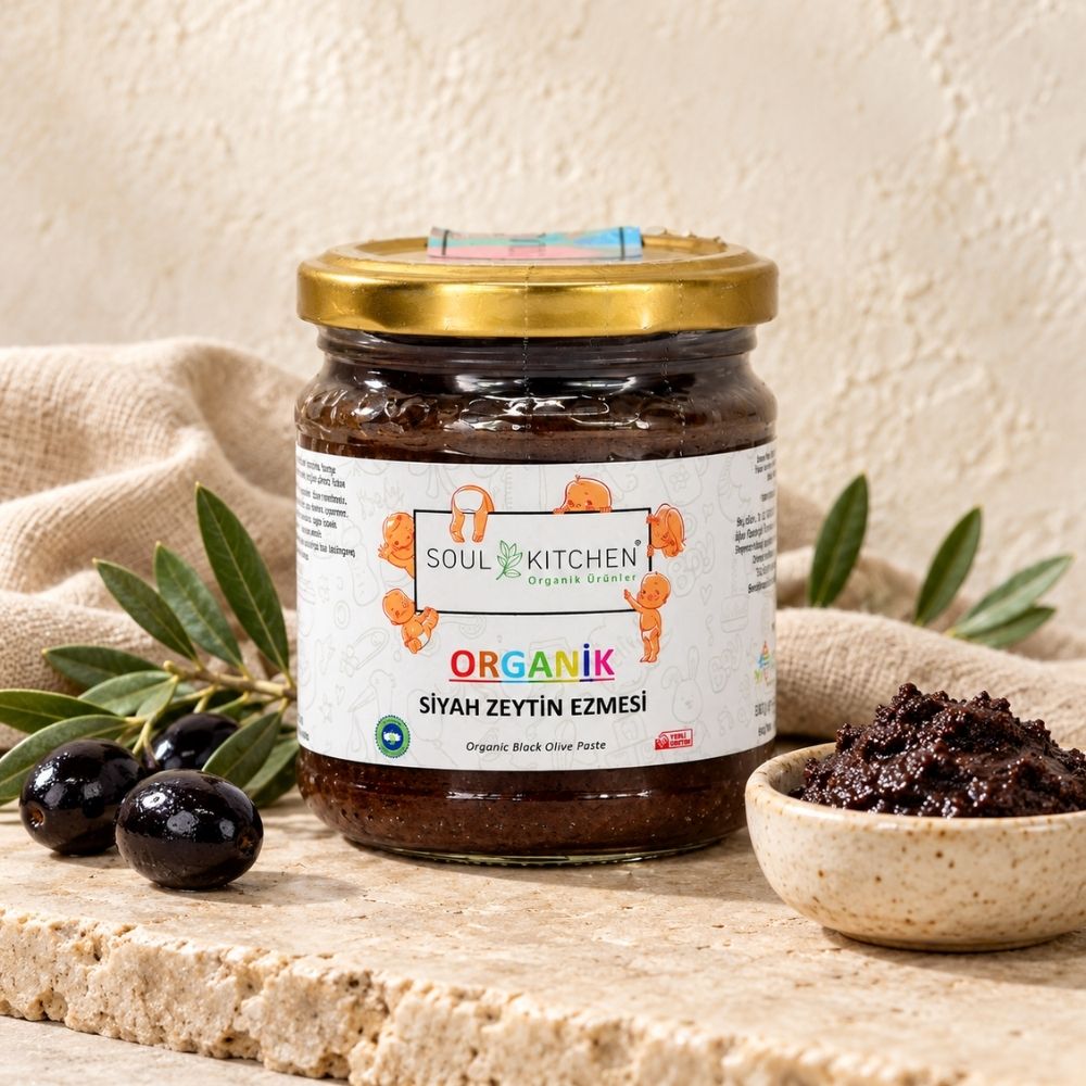 Organik Siyah Zeytin Ezmesi 180 g kavanozu, siyah zeytinler ve zeytin ezmesi kasesiyle